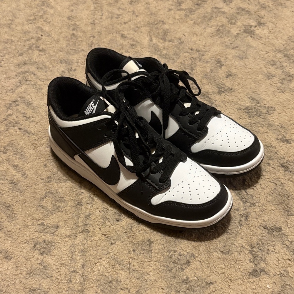 Nike Women's Black and White Low-Top Sneakers